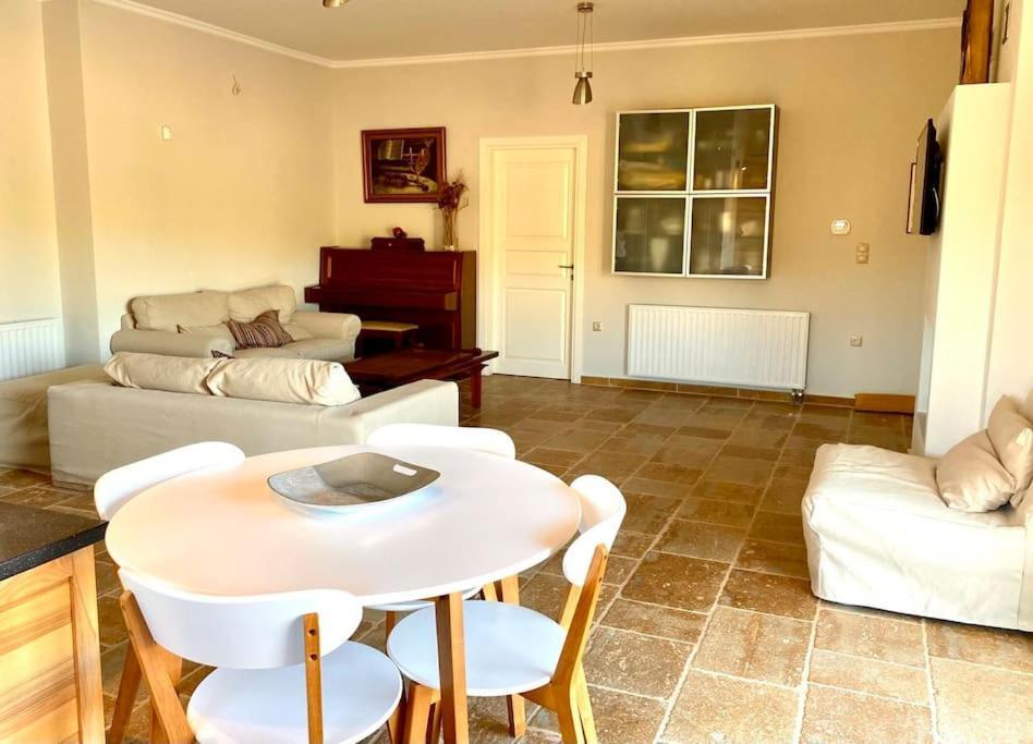 Apartamento Summer House With A Pool Near Sea, Port & Airport Rafína Exterior foto